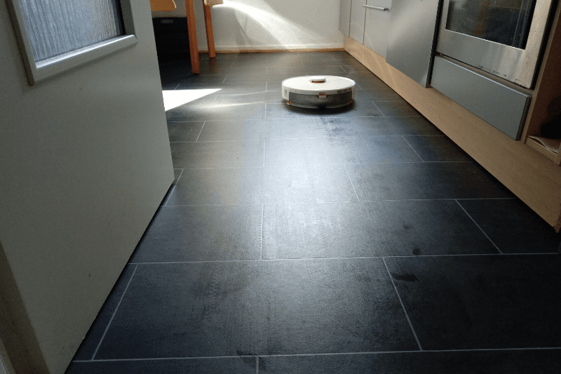Roborock S5 Max моет пол на кухне